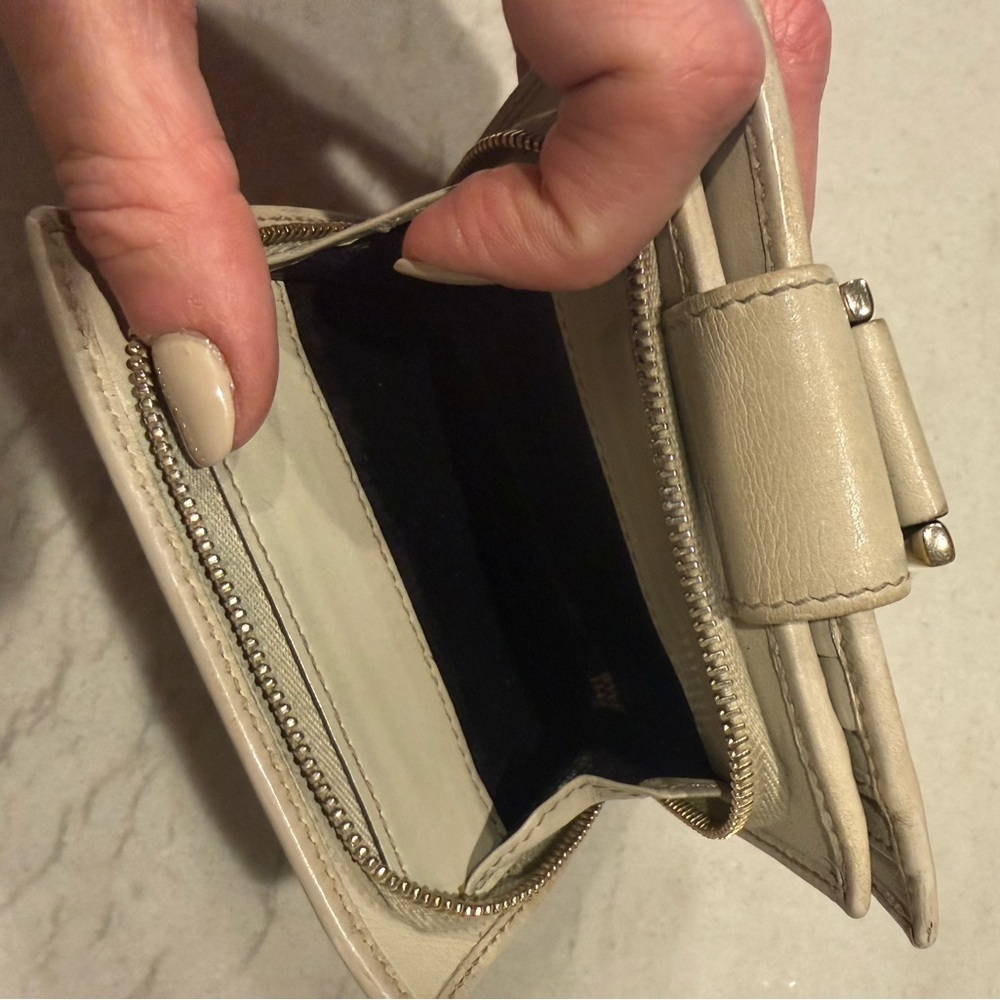 Gucci Beige GG Embossed Leather Bifold Wallet Gold D-Clasp Vintage Authentic - Picture 14 of 16